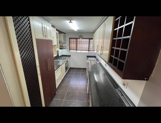 3 BEDROOM TOWNHOUSE FOR SALE IN ESSENWOOD